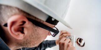 Czy w przyczepce rowerowej trzeba mieć kask?