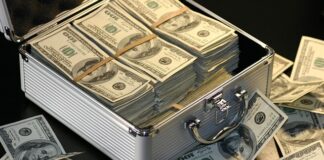 Ile zarabia nauczyciel ksiądz?